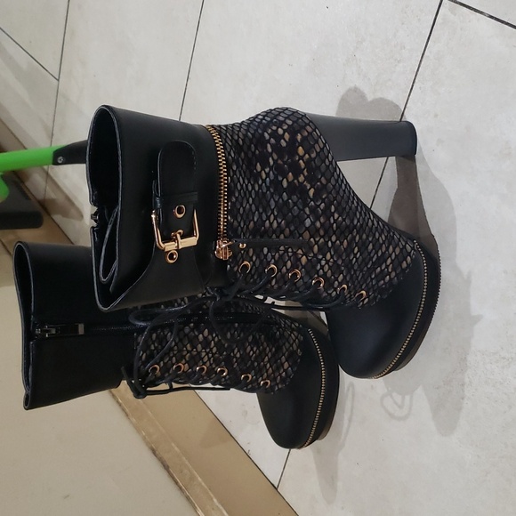 New Italina 4.5 inch black python snake bootie...size 7. - Picture 6 of 13